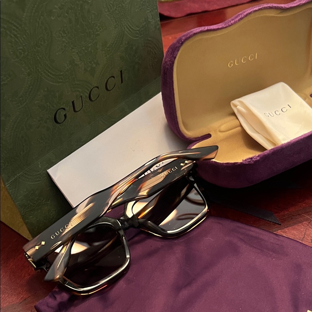 Gucci Tortoise Shell Sunglasses with Purple Case - Picture 4 of 4